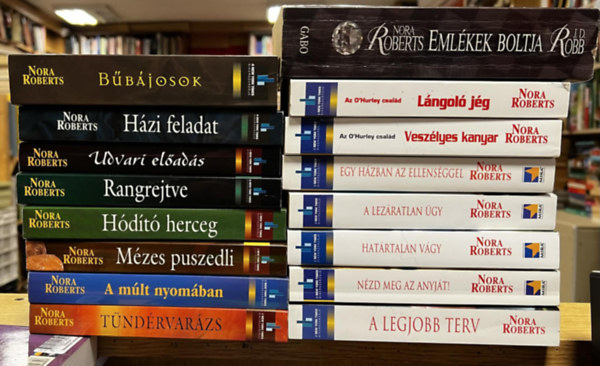 Nora Roberts - 16 db Nora Roberts kötet: Emlékek boltja, Bűbájosok, Házi feladat, Udvari előadás, Rangrejtve, Hódító herceg, Mézes puszedli, A múlt nyomában, Tündérvarázs, Lángoló jég, Veszélyes kanyar, Egy házban az ellenséggel, A lezáratlan