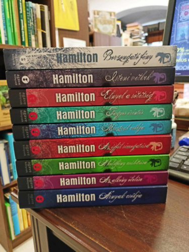 Laurell K. Hamilton - Merry Gentry sorozat 1-9. rnyak cskja+ Az alkony lelse+ A holdfny csbtsa+ Az jfl simogatsa +Misztrl cskja+ Fagyos rints+ Elnyel a sttsg+ Isteni vtkek+ Borzongat fny