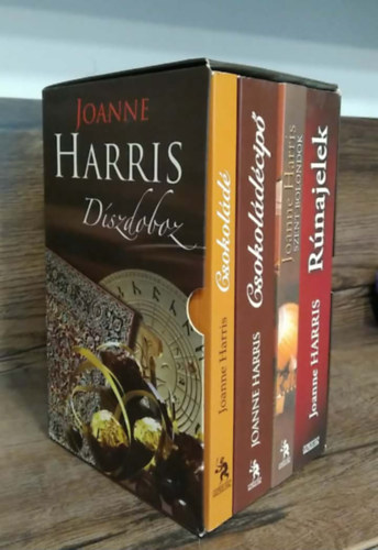 Joanne Harris - Joanne Harris D�szdoboz - Csokol�d� - Csokol�d�cip� - Szent bolondok - R�najelek