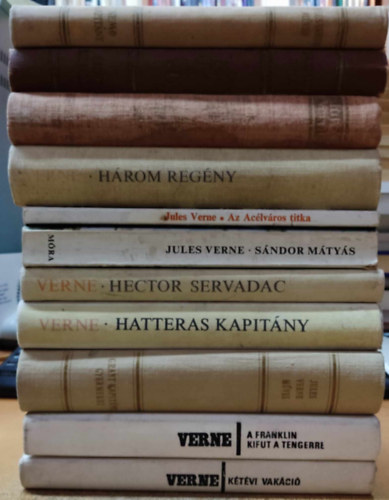 Verne Gyula (Jules Verne) - 12 db Verne: Nemo kapitny; szak, Dl ellen; A lngban ll szigettenger; A bgum 500 millija/Hdt Robur/A vilg ura; Az aclvros titka; Sndor Mtys; Hector Servadac; Grant kapitny gyermekei; Hatteras kapitny; a Franklin k